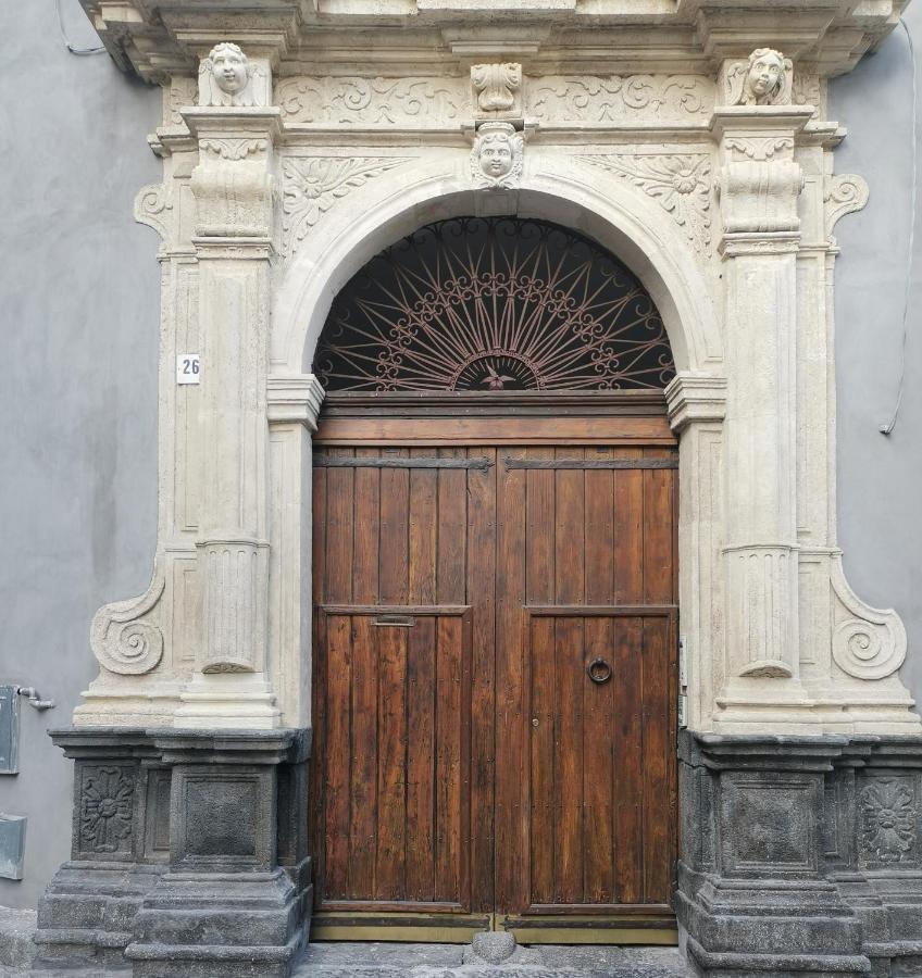 شقة Palazzo Geremia - Le Dimore Dell'Antiquario أتشيريالي المظهر الخارجي الصورة